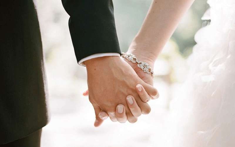 أردنية تقترض لتمكن شابا من خطبتها