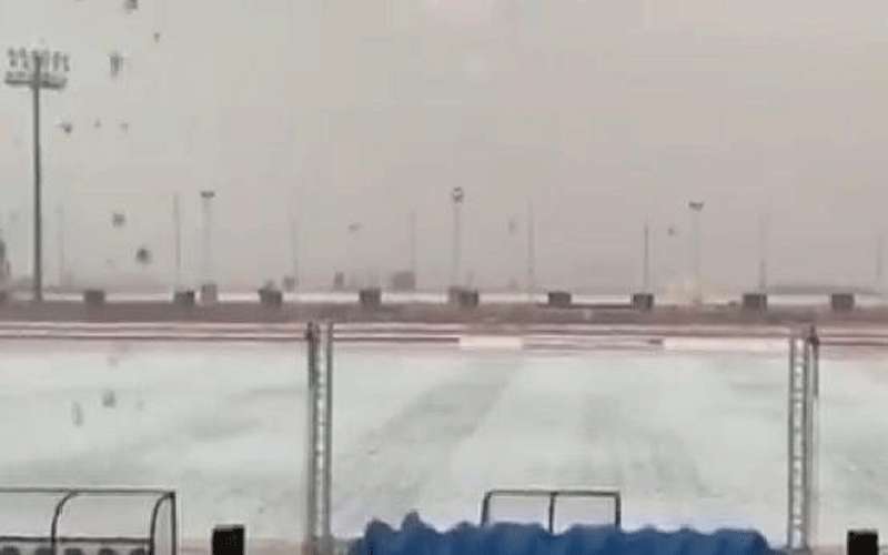 الثلوج تغطي ملعبا سعوديا