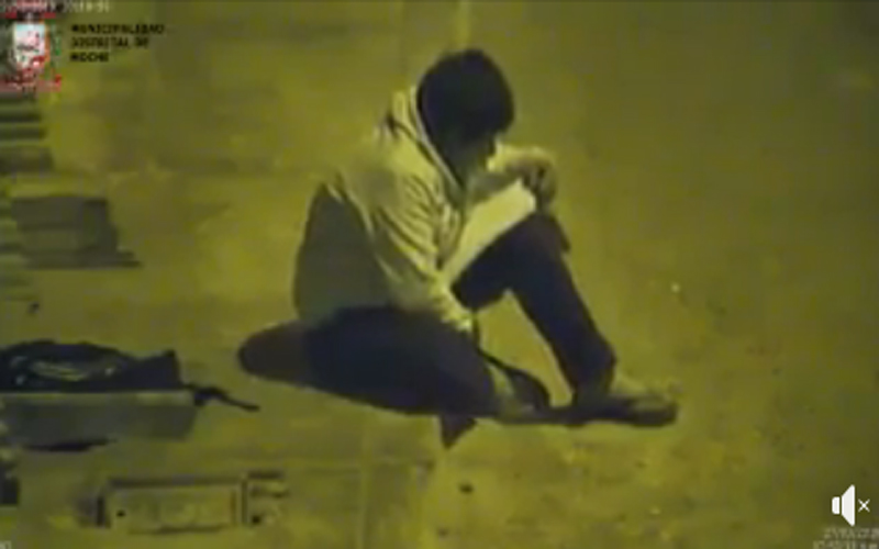 بالفيديو .. طفل يدرس ويحل واجباته