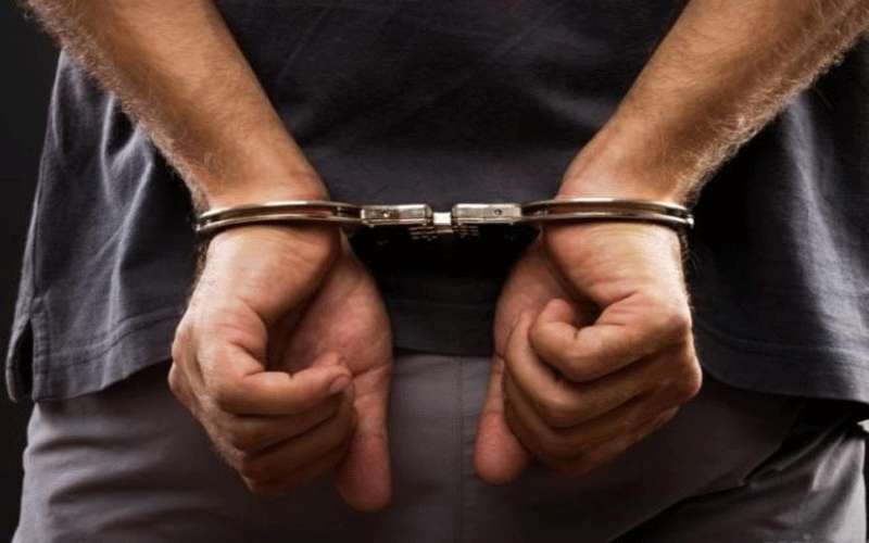 توقيف عضو بلدية اسبوعا أهان طفلا