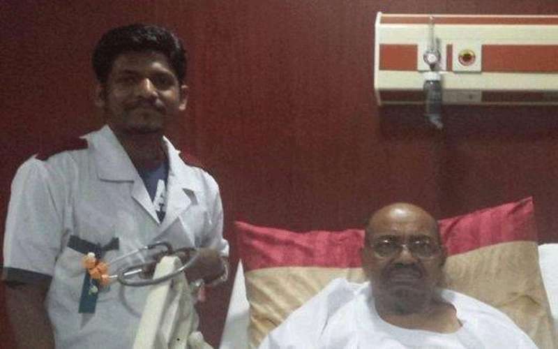 نشر صورة للبشير من داخل المستشفى