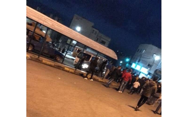 تراشق بالحجارة وكسر زجاج احد الباصات