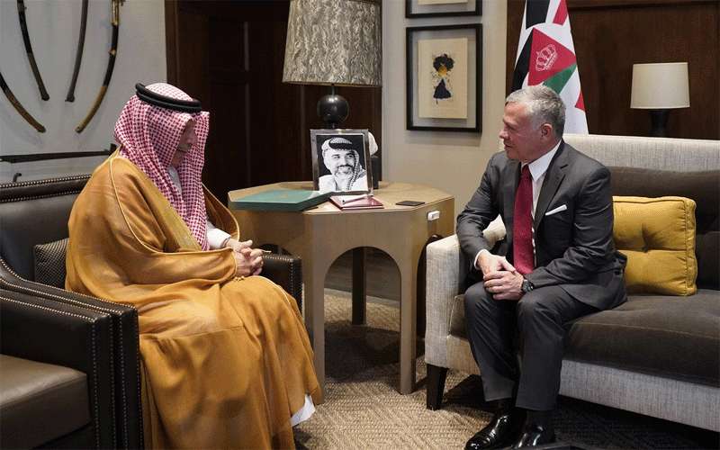 الملك يتسلم رسالة من خادم الحرمين