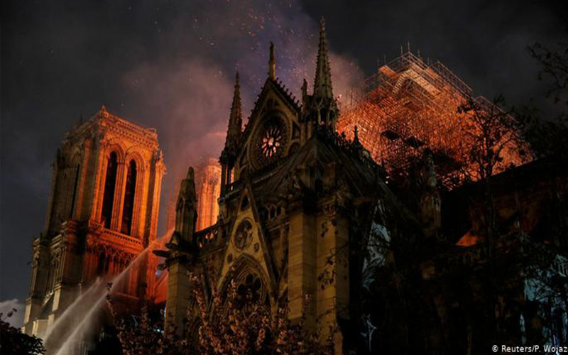 مفاجأة .. أحدب نوتردام تنبأ بحريق
