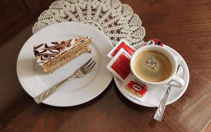 فائدة تناول الحلويات مع القهوة