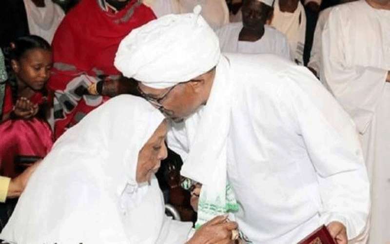 والدة البشير تطلب زيارته في سجنه