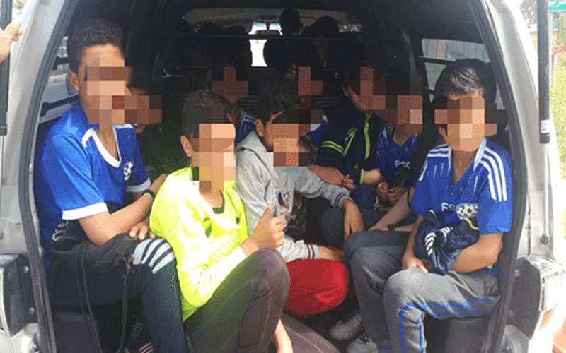 19 راكبا في باص صغير