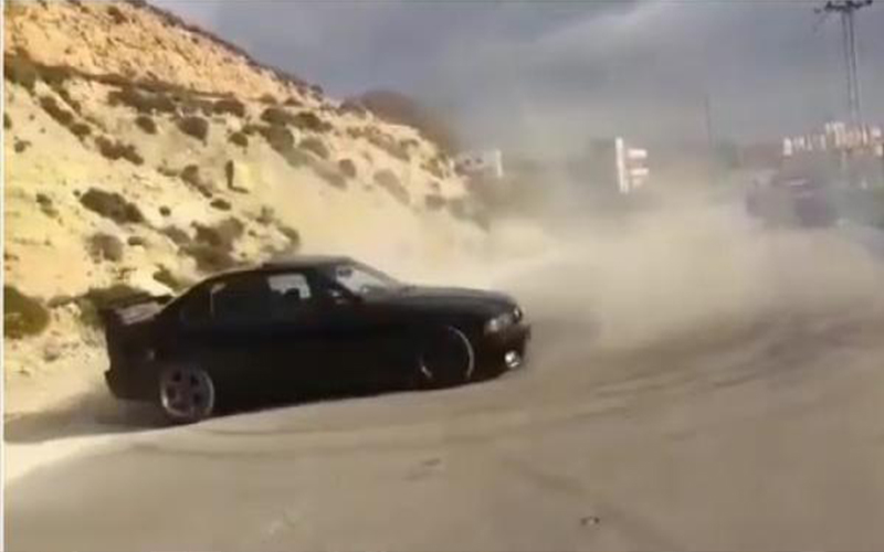 ضبط مركبتين وسائقيهما شحطا في الشارع