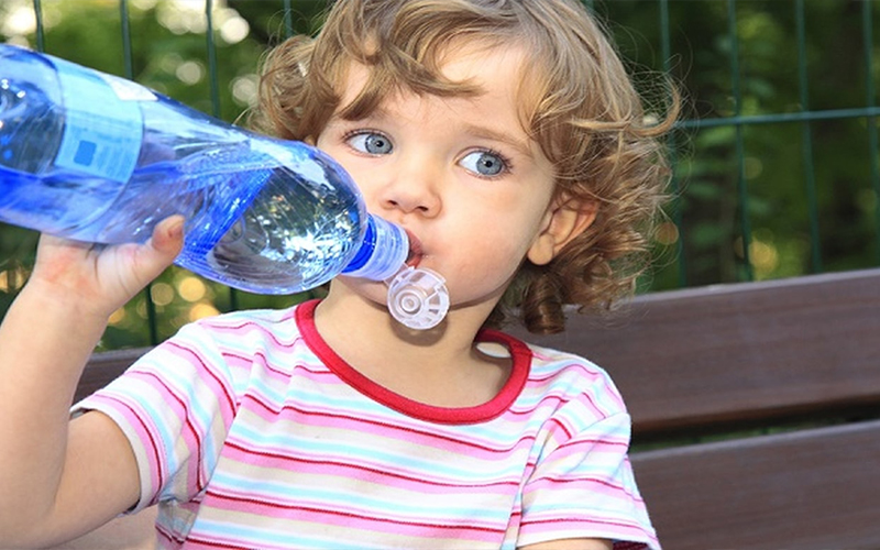 الأطفال الذین لا یشربون الماء یستهلکون