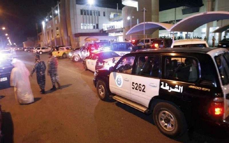 كويتي يتحرش بمواطنة ويضرب شرطيين