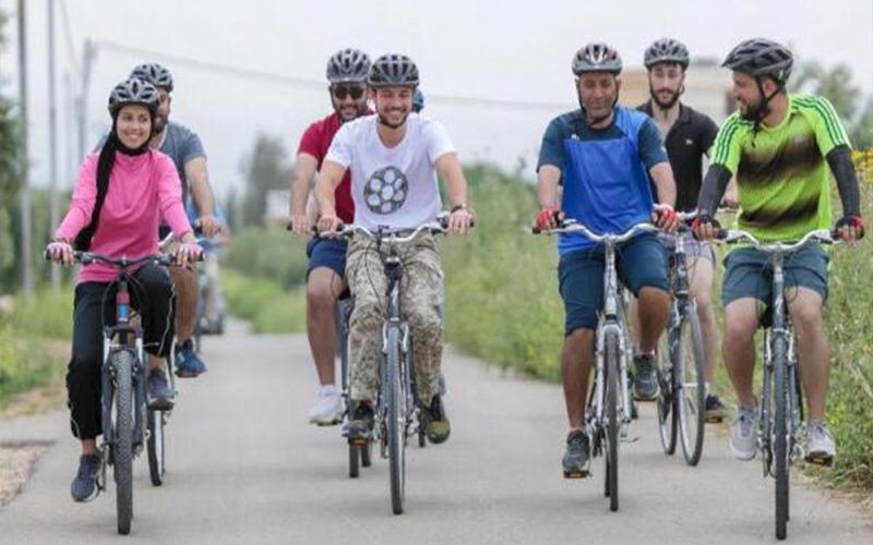 ولي العهد يتجول في أم قيس