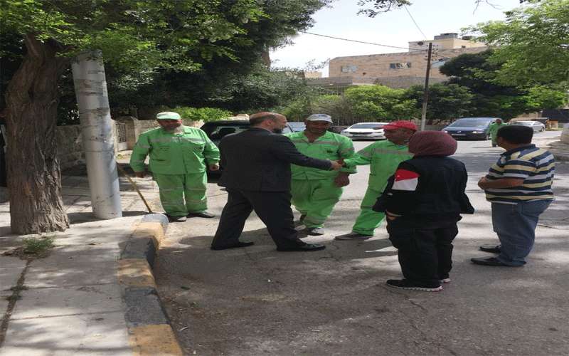 الرزاز يترجل من موكبه في اللويبدة