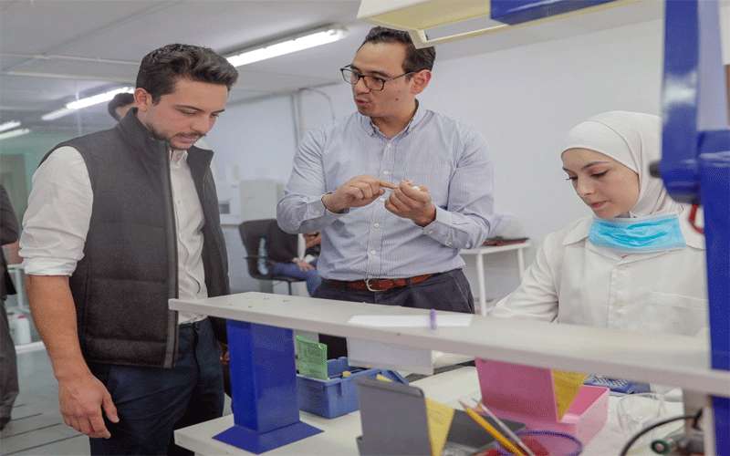 ولي العهد يزور إحدى الشركات الأردنية