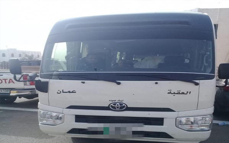 ضبط سائق حافلة يضع حمولة زائدة