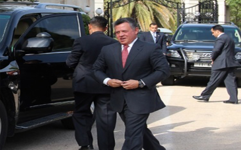 الملك يزور رئيس الوزراء الأسبق عبد