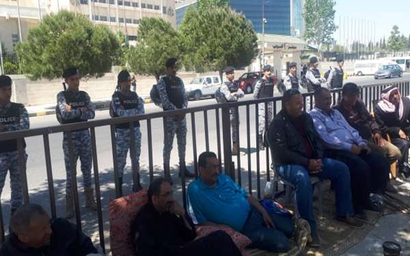 ضباط متقاعدون من الأمن العام يواصلون