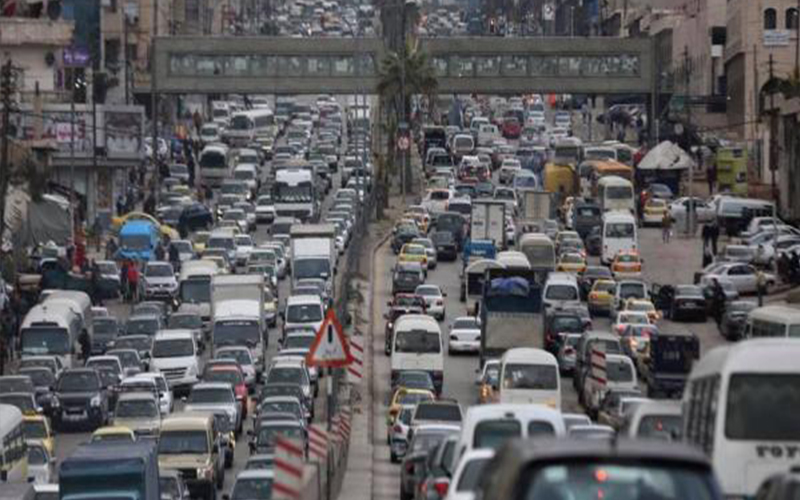 ازدحامات مرورية خانقة تغلق عمان قبل