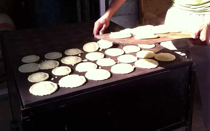 اصابة (5) اشخاص بمداهمة مركبة لبسطة