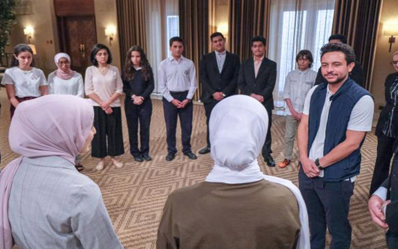 ولي العهد يلتقي طلبة من المشاركين