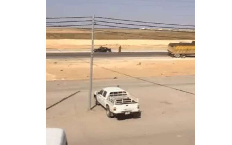 بالفيديو مواطن يفتح النار على مبنى