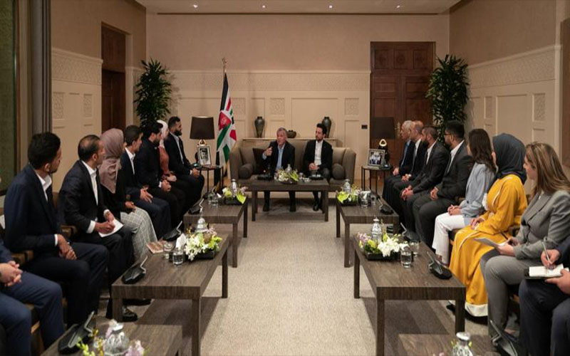 الملك يلتقي مجموعة من الشباب بحضور