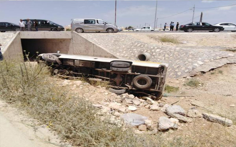 3 اصابات بتدهور حافلة تقل طلابا