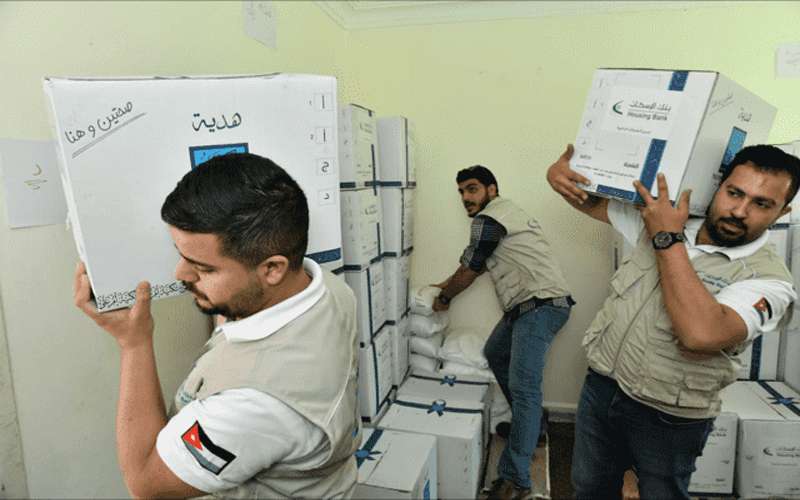 بنك الإسكان يوزع طرود الخير في
