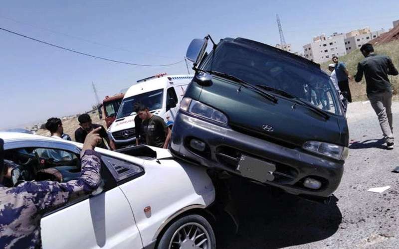 17 اصابة بحادث سير باص مدرسة