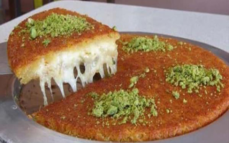 تكثيف الرقابة على محلات الحلويات والملابس