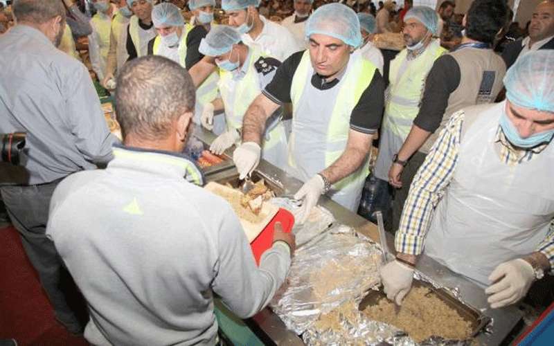 امين عمان يشارك بسكب وجبات الافطار
