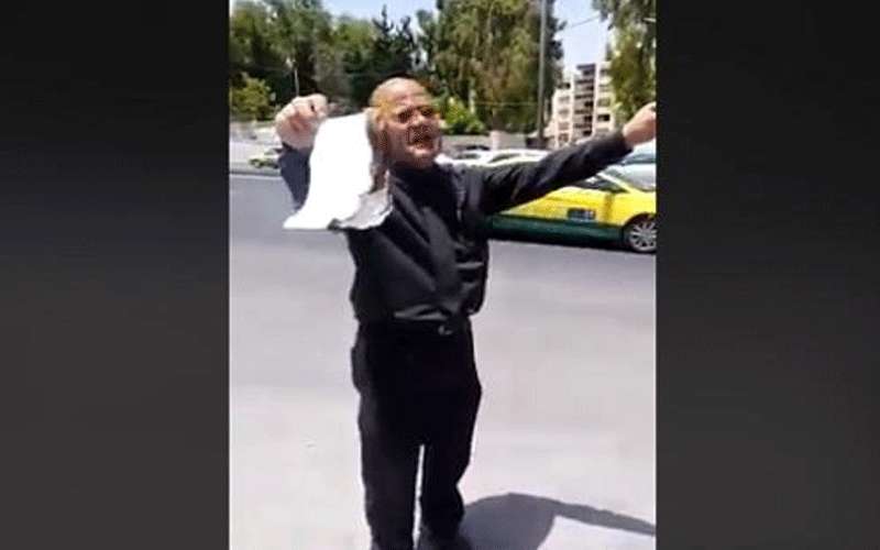 أردني يحرق شهادة الدكتوراه (فيديو)