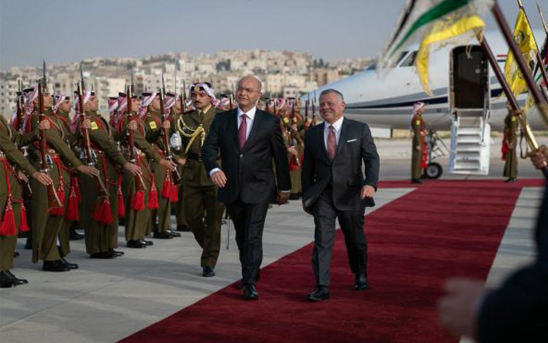 الملك في مقدمة مستقبلي الرئيس العراقي