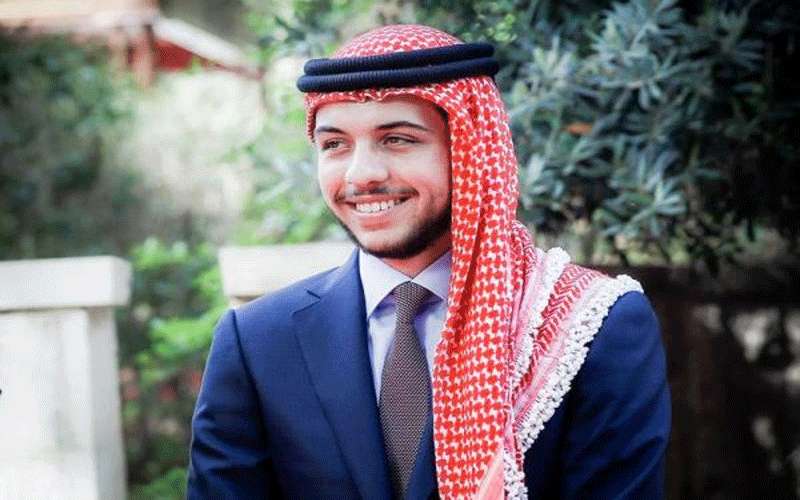ولي العهد يؤدي صلاة الجمعة في