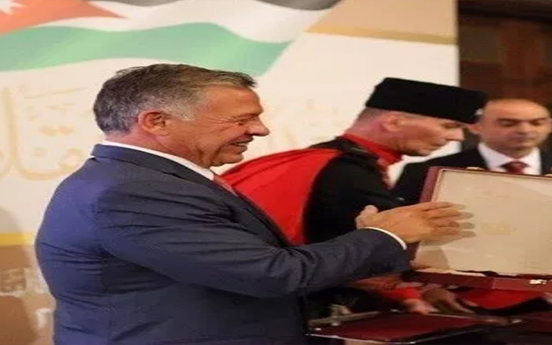 بالاسماء .. الملك يقلد عدد من