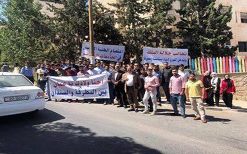 الطلبة الاردنيين العائدين من السودان يجددون