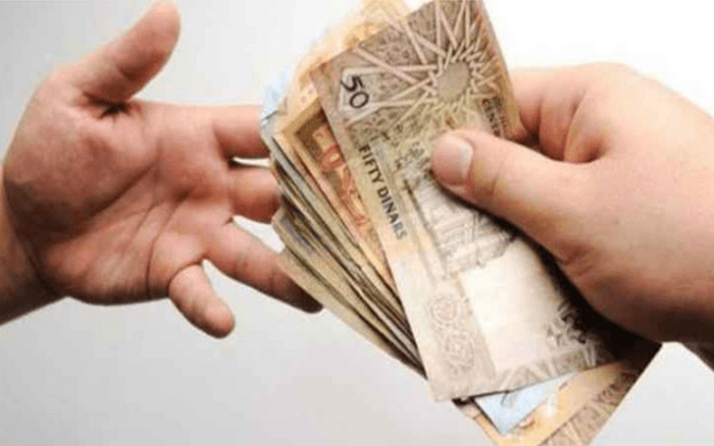 أشخاص ينتحلون صفة موظفي الغذاء والدواء