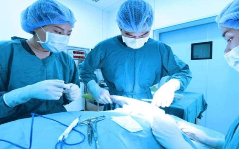 مستشفى حكومي يترك قطعة شاش داخل