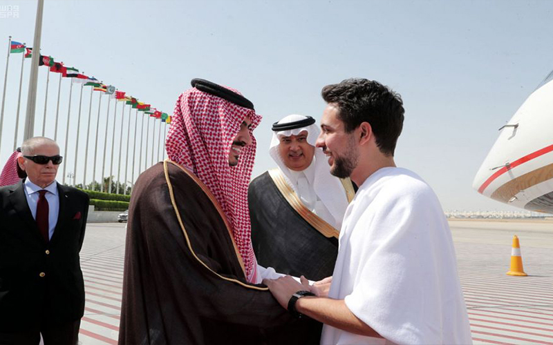 ولي العهد في جدة ويؤدي العمرة