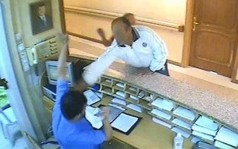 ذوي مريضة يعتدون بالضرب على طبيب