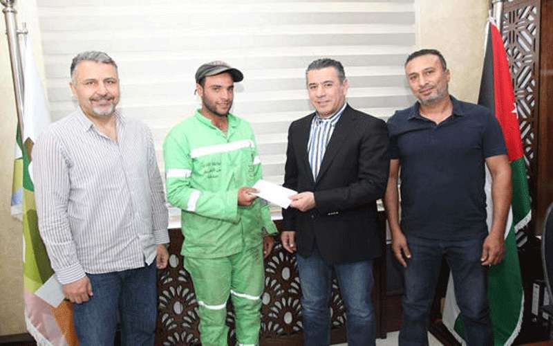 تكريم عامل وطن لأمانته