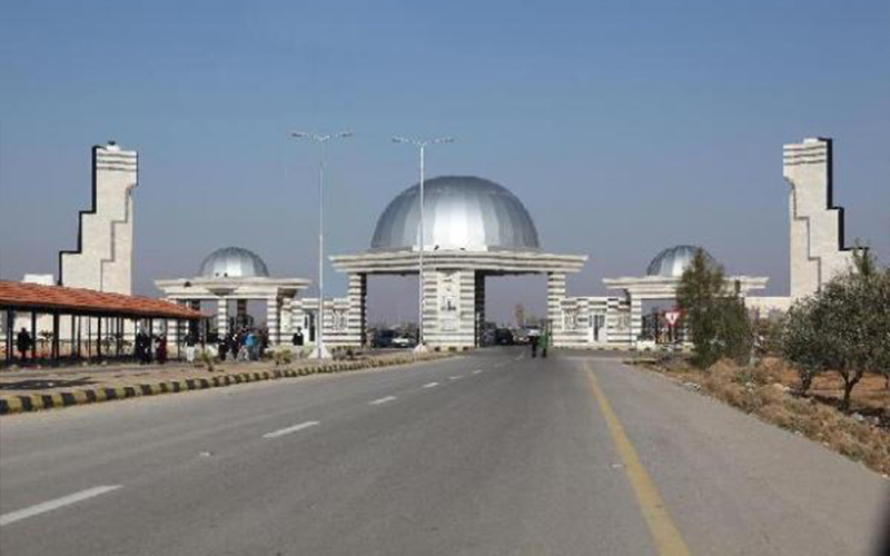 موظف يحاول احراق نفسه في ال