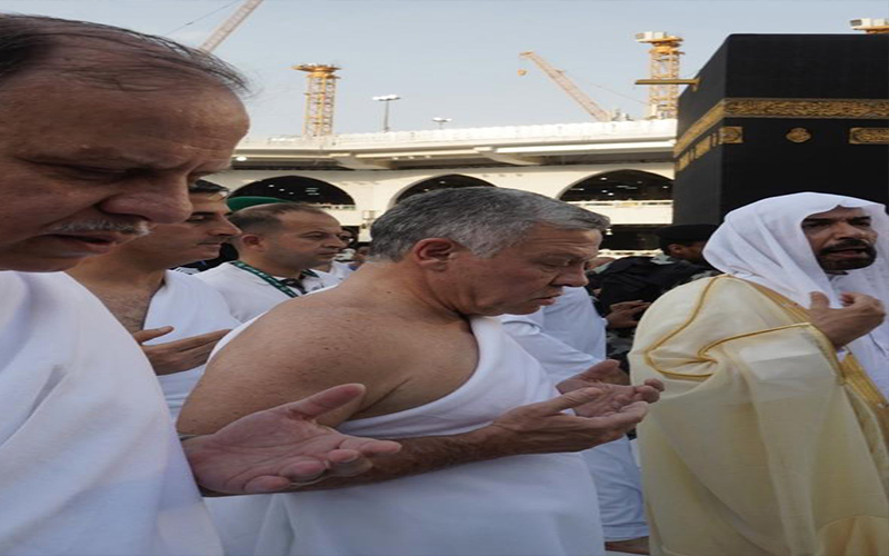 الملك يؤدي مناسك العمرة