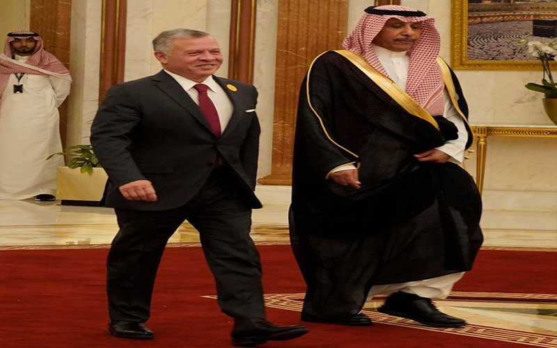 الملك أمام القمة العربية الطارئة في