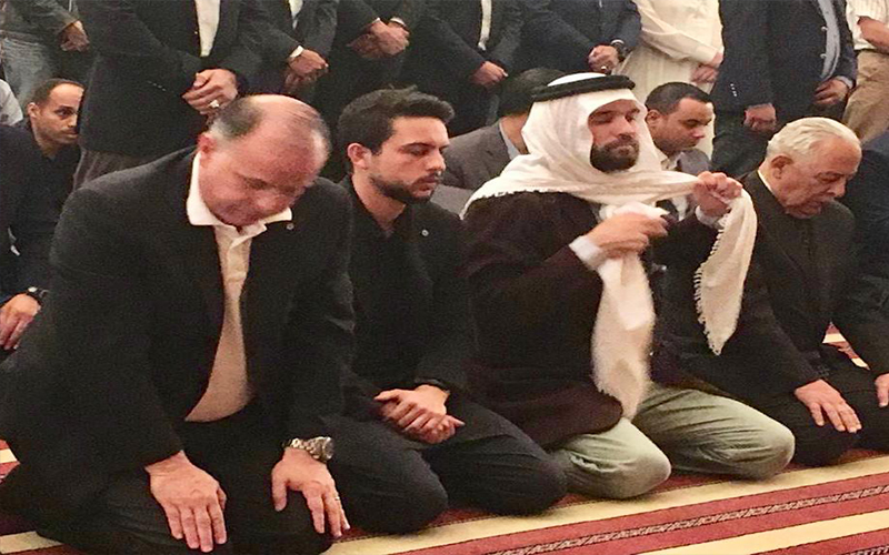 ولي العهد والأميران فيصل وهاشم يؤدون
