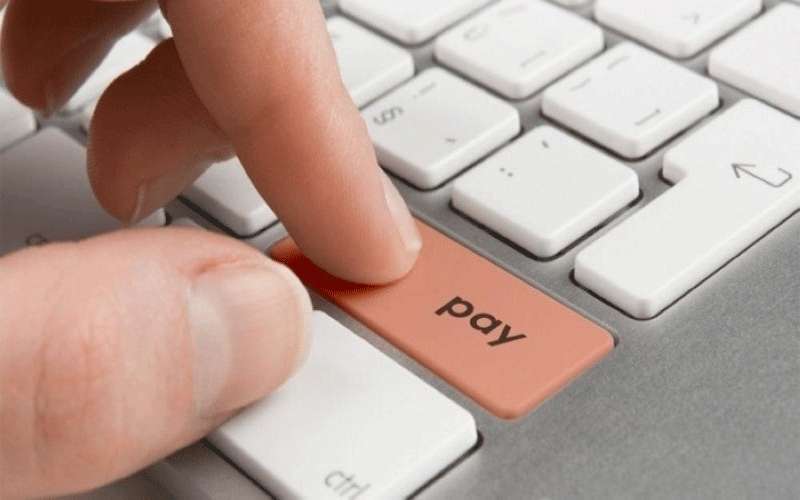 البيع الالكتروني .. يجذب المتسوقين ويقلق