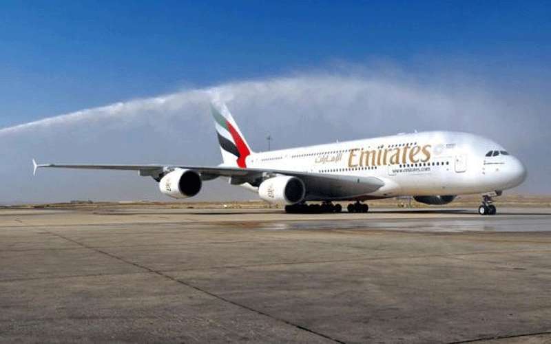 طائرة الإمارات A380 تصل عمان في
