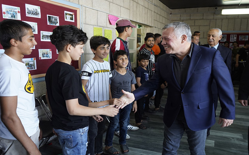 الملك يفاجئ أطفال مبرة أم الحسين