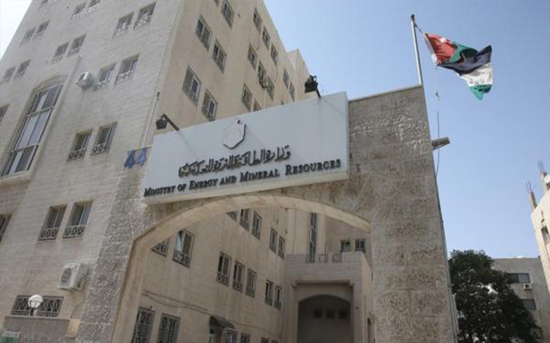 الحكومة توضح حول ضريبة البنزين الخاصة: