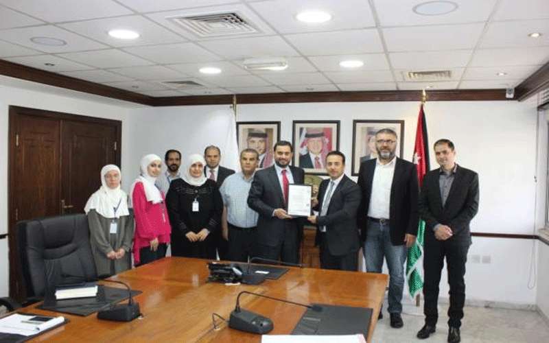 الصناعة والتجارة تحصل على شهادة ادارة