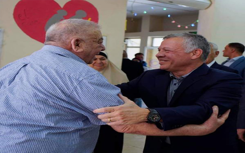 الملك يفاجئ مسنين في دار الضيافة